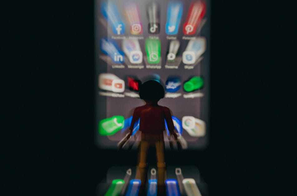 hypebot.com - Hypebot Editorial Desk - Fan Burner Accounts vs. Click Farms: Why the Difference Matters More Than Ever