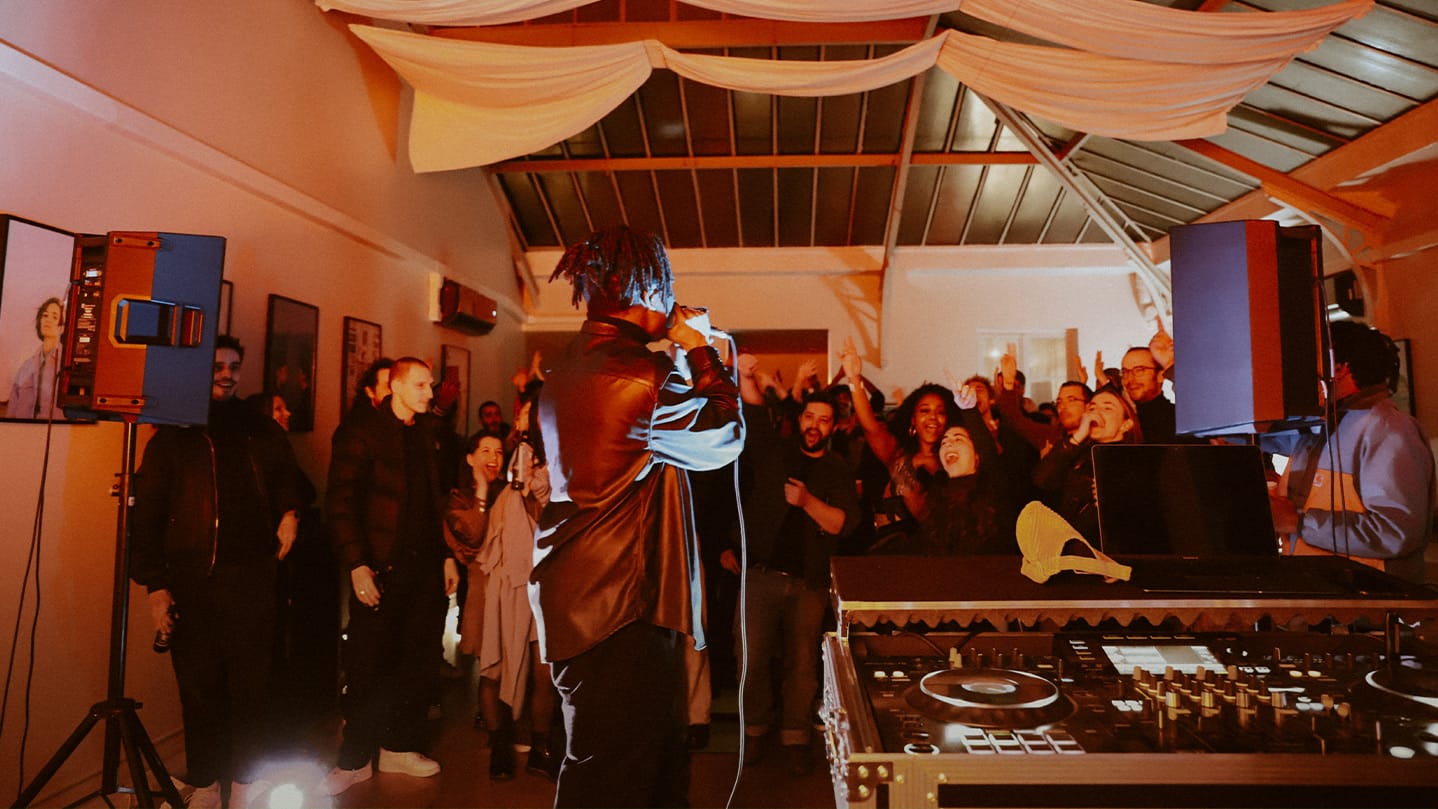 Playing live: the way to create new fans in real life