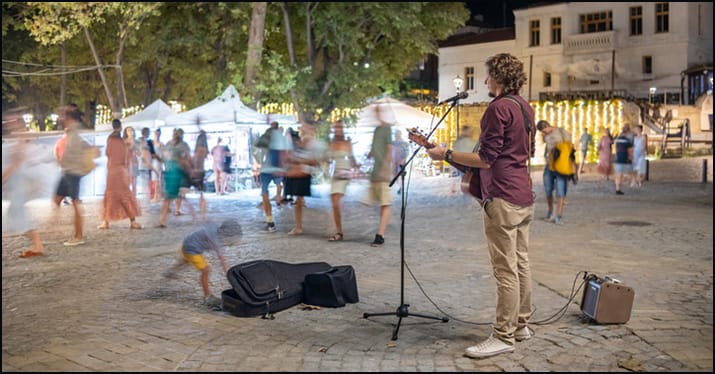 busker getting tipped