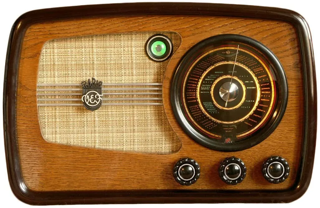 Vintage wooden radio with analog tuning and vintage design, ideal for retro music lovers and classic decor enthusiasts, showc