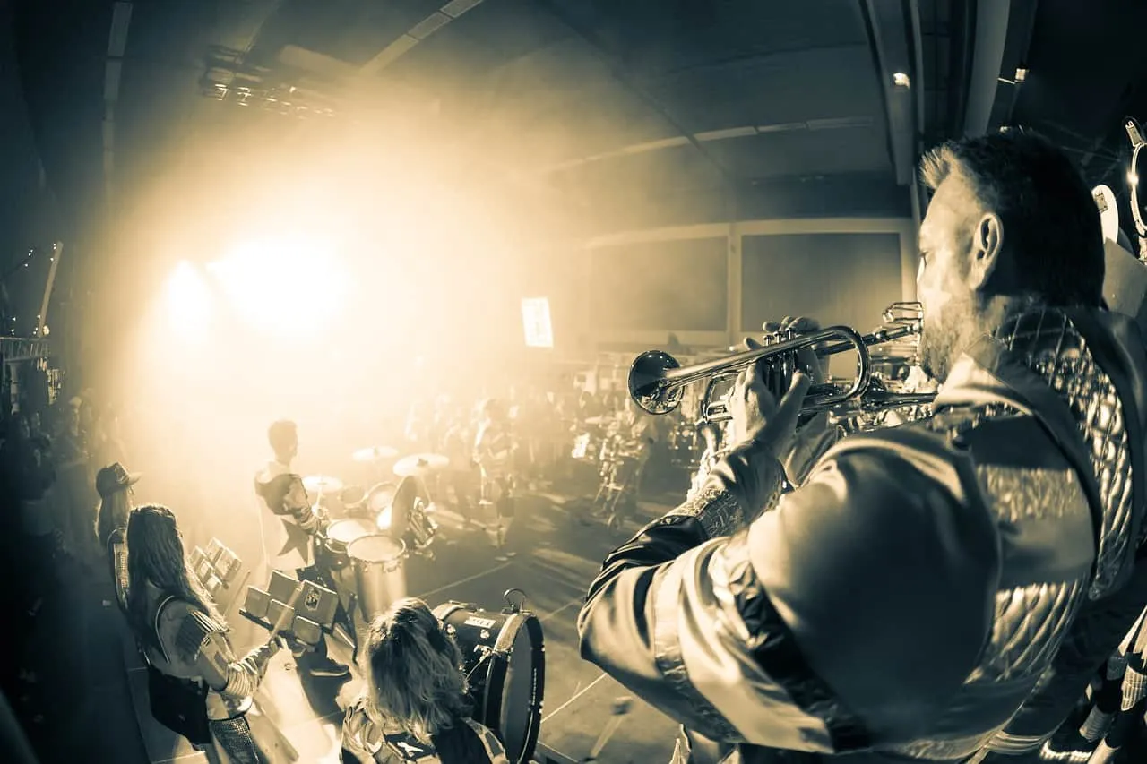 Studioband performing live with trumpet player in concert, stage lighting, music event, sound crew, live music performance, c