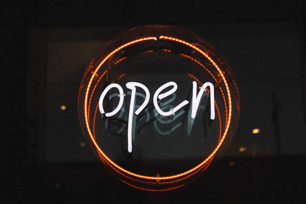 Open neon sign in a dark space, representing business opening or availability, ideal for retail, hospitality, and online prom