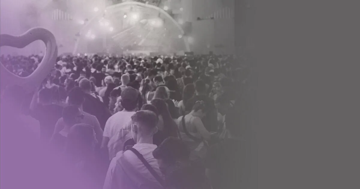 slow fade gradient of music festival into bleak grayness.