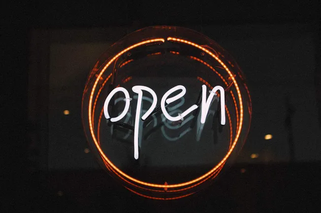 Open neon sign in a dark space, representing business opening or availability, ideal for retail, hospitality, and online prom