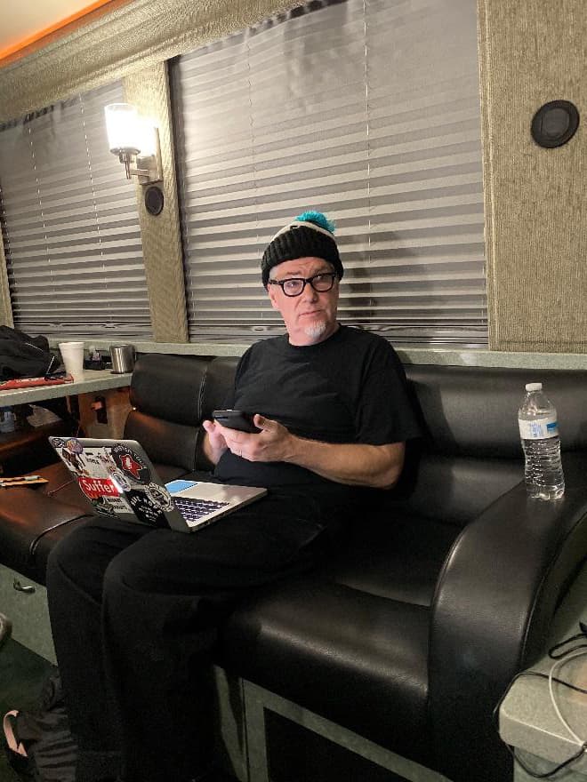 Hdp_2023-10-04_singer_on_bus_kdjfj.jpg.