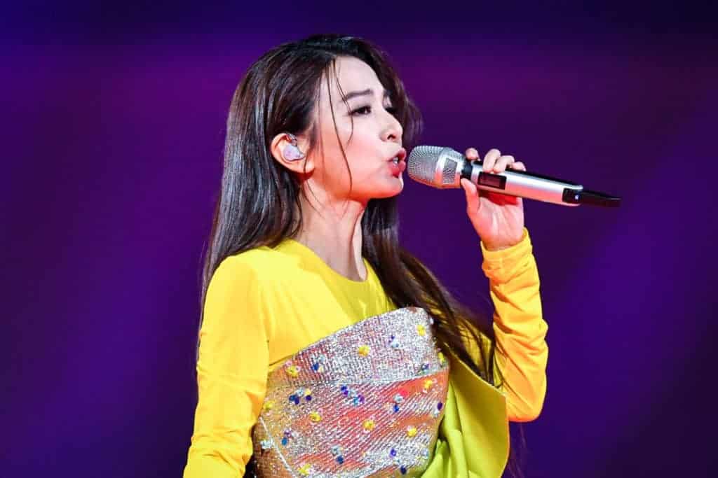 Inear monitors What they are, why singers wear them Hypebot